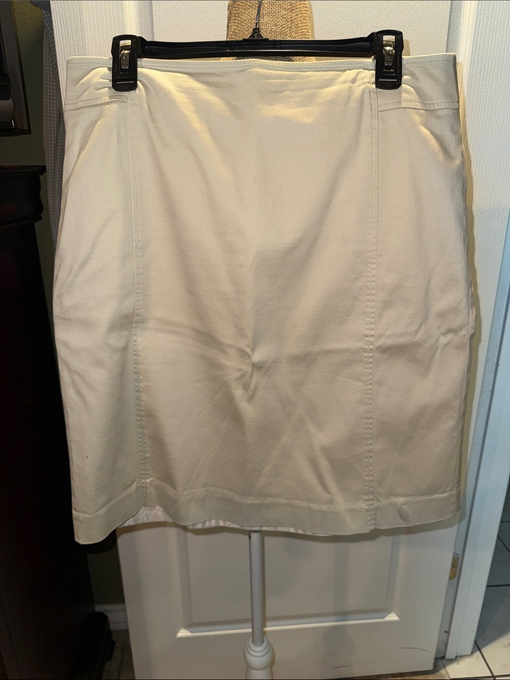attention Cream Fitted Pencil Skirt